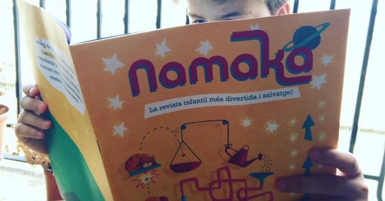 juan, el hijo pequeño de roser amills, lee la revista namaka