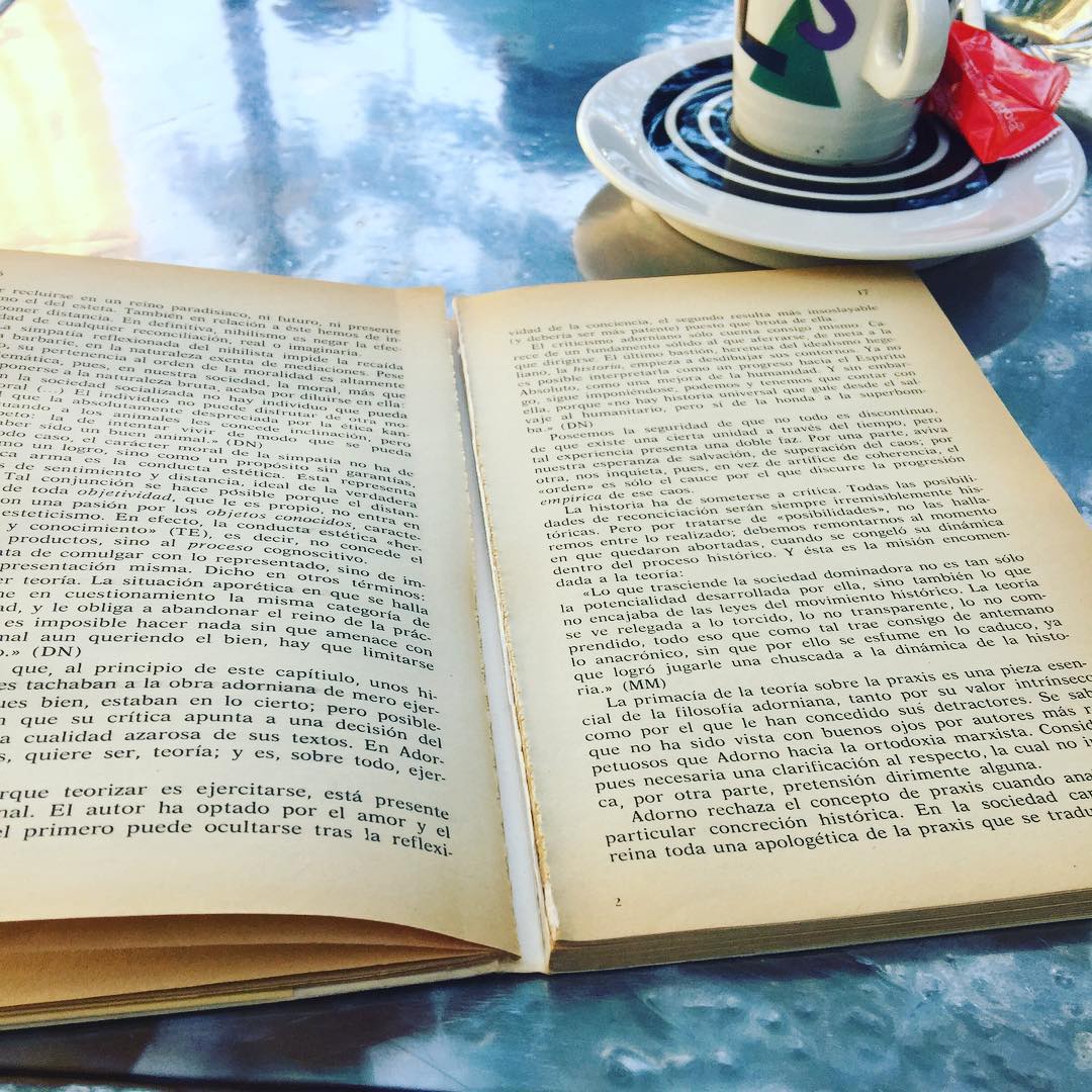 Adivina qué leo y gana un ejemplar de uno de mis libros #concurso #premio #adivinaadivinador