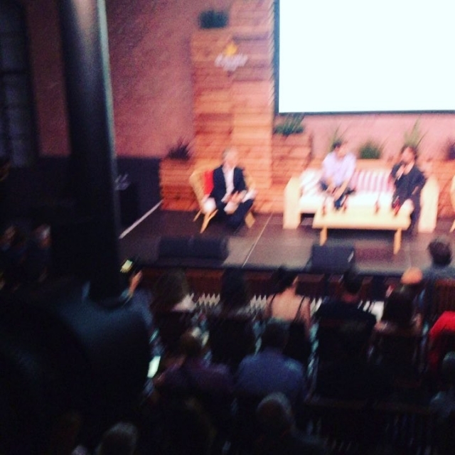 Estamos estrenando La vida nuestra, de Estrella Damm, con Peter Dinklage. Barcelona le sienta bien, ¿verdad?