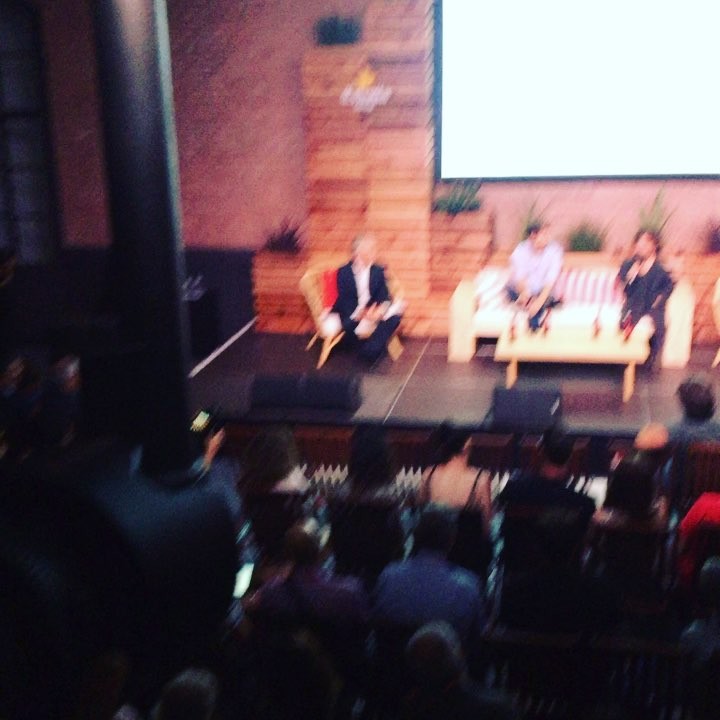 El escenario de la presentación visto desde el fondo de la sala a oscuras
