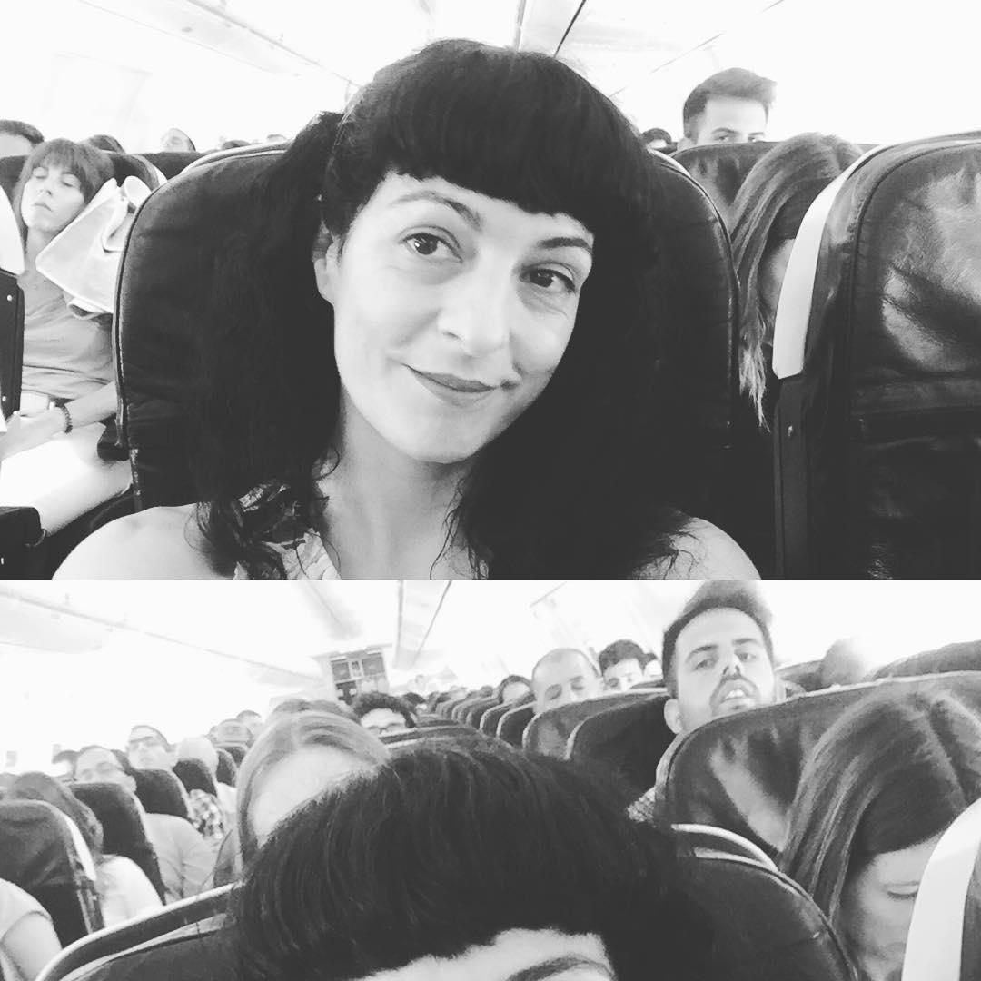 Unos asientos más atrás hay un chico alto que me espía  