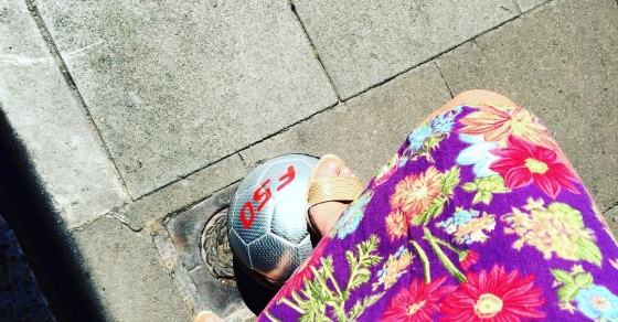 roser amills con el balon de futbol de su hijo juan