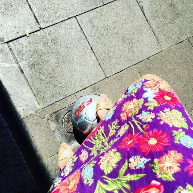 roser amills con el balon de futbol de su hijo juan