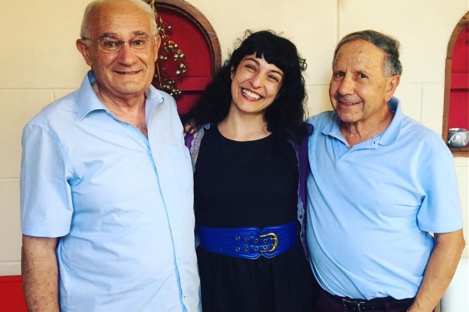 roser Amills en Algaida con dos de sus profesores de EGB