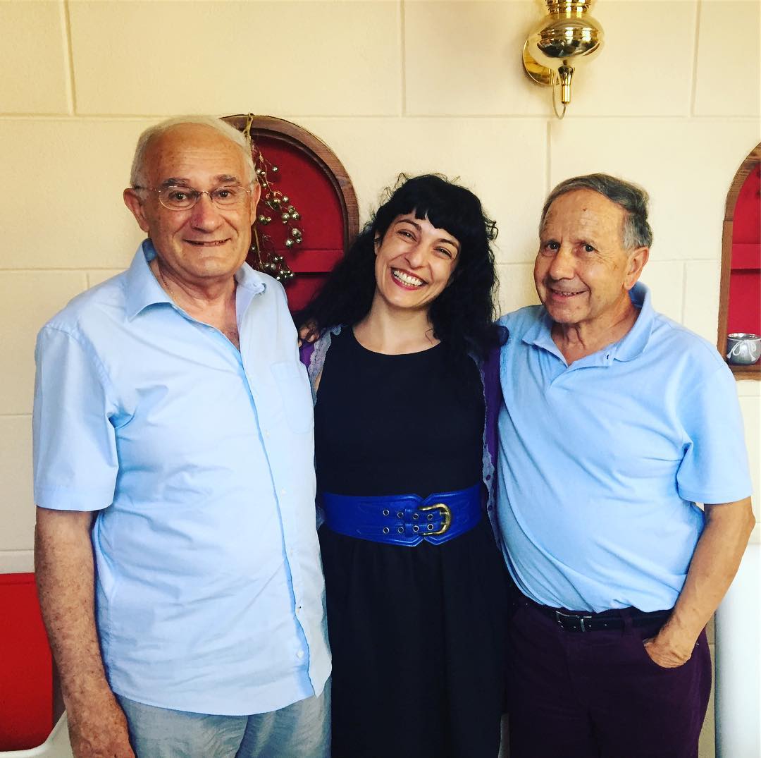 roser Amills en Algaida con dos de sus profesores de EGB