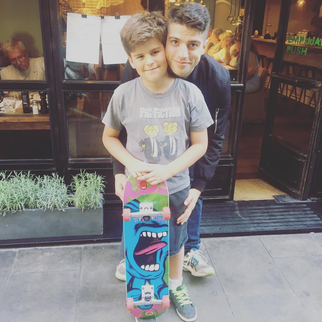 El de 10 años tiene ya su #miprimerskate serio de @heyhoskateboards  