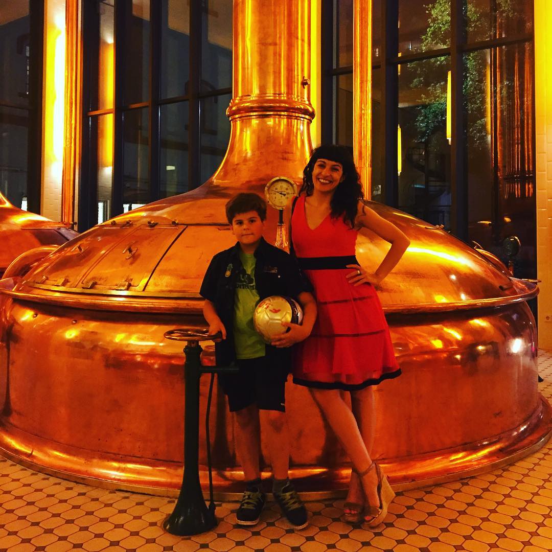 El meu fill està seriós a la foto però content com un gínjol amb la pilota  