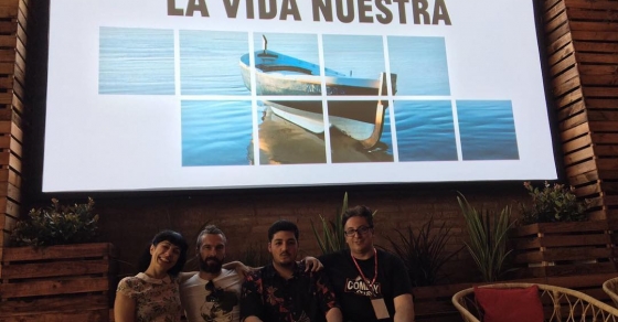 Sofa De Peter Dinklage Pelicula Dirigida Por Raul Arevalo Para Estrella Damm Con Peter Dinklage Alvaro Cervantes Gia Jons I Marcel Borras