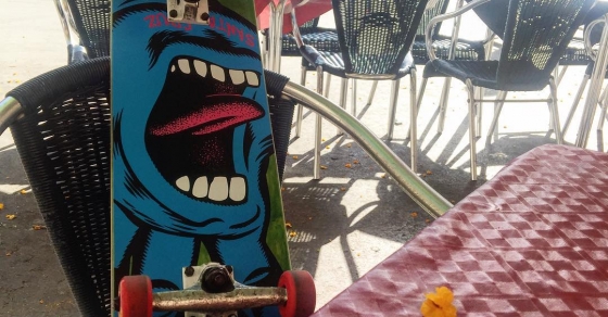 tabla de skate de juan, el hijo de roser amills