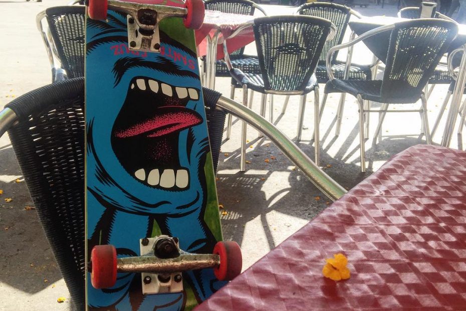 tabla de skate de juan, el hijo de roser amills