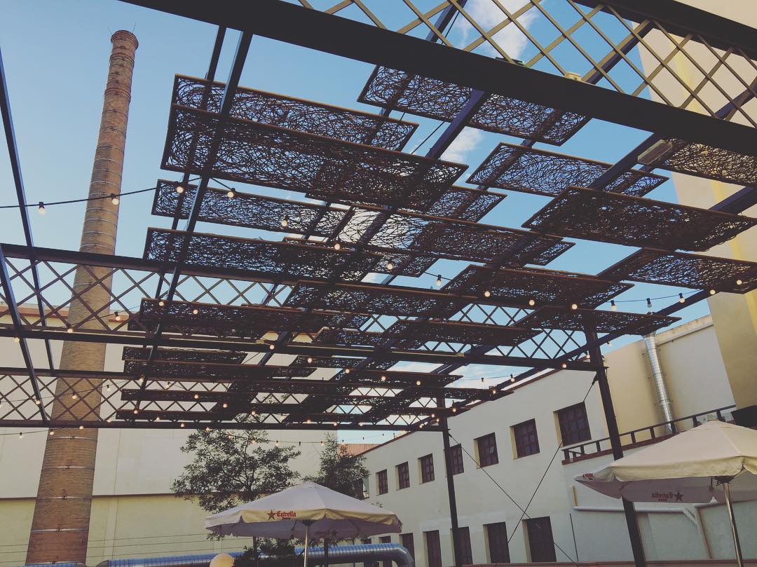 Tot preparat per a la festa Revolució a Catalunya Ràdio, a la Fàbrica d’Estrella Damm.