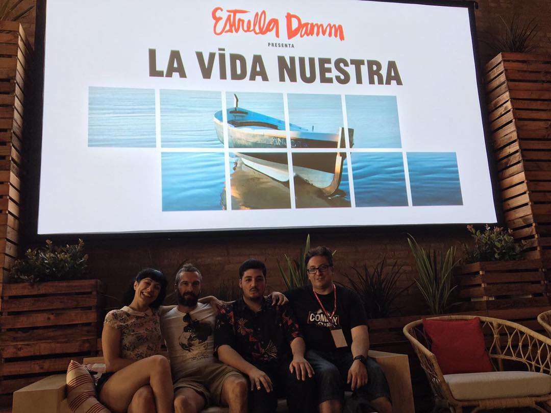 Y, para terminar, nos hemos sentado en el sofá de Peter Dinklage. Estrenamos la película dirigida por Raúl Arévalo para Estrella Damm, con Peter Dinklage, Álvaro Cervantes, Gia Jons i Marcel Borràs.