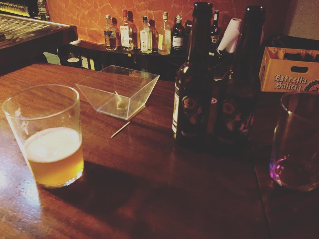 Gran descubrimiento: cerveza amarga y artesanal #barcelokabeer Gracias a la maravillosa Angels Maranya #barceloka La Sonora de Gràcia