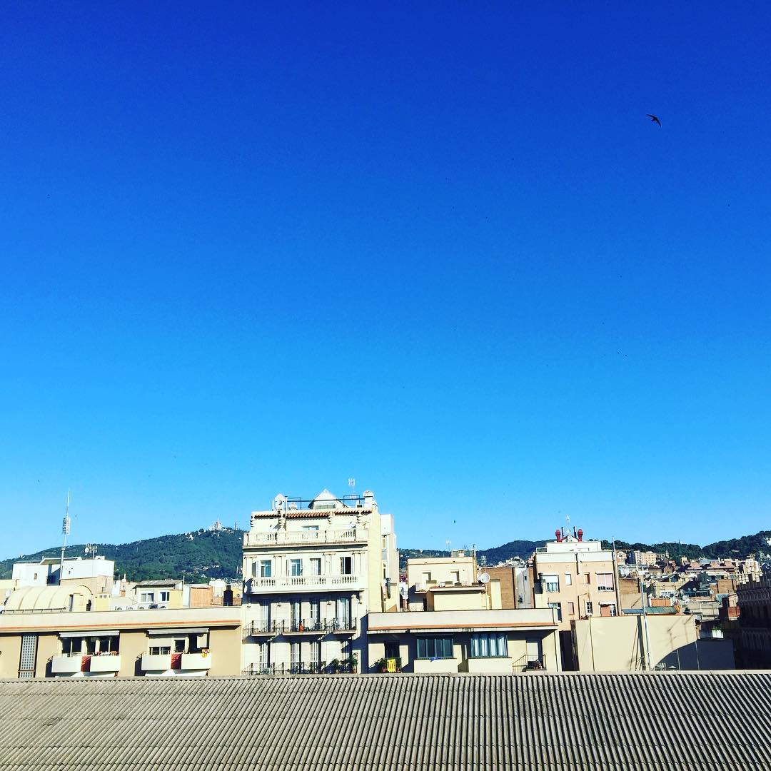 Bon dia! #amillsmorning Bon dia #buenosdias #goodmorning #morning #day Barcelona barri de Gràcia #daytime #sunrise #morn #awake #wakeup #wake #wakingup #ready #sleepy #sluggish #snooze #instagood #earlybird #algaida #photooftheday #gettingready #goingout #sunshine #instamorning #early