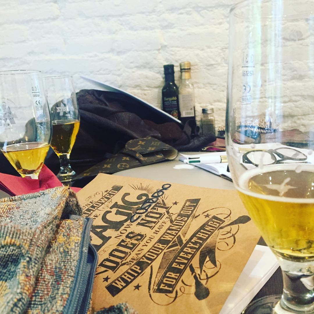 Esto es una clase de #redessociales y parece una fiesta 