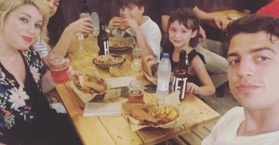 juan, el hijo de roser amills, con amigos en el chivuos