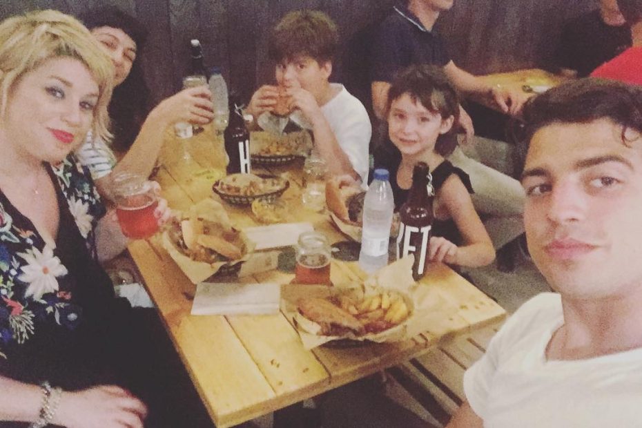 juan, el hijo de roser amills, con amigos en el chivuos