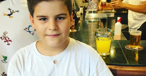 juan, el hijo pequeño de roser amills, se corta el pelo en the barberist