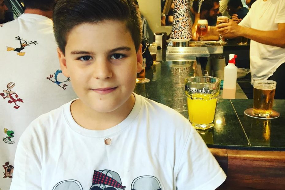 juan, el hijo pequeño de roser amills, se corta el pelo en the barberist