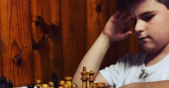 Juan, hijo de Roser Amills, juega al ajedrez