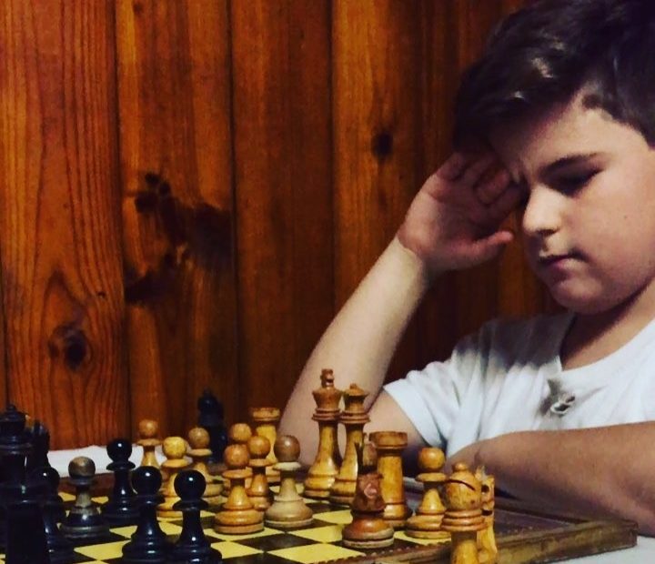 Juan, hijo de Roser Amills, juega al ajedrez