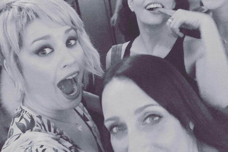 roser amills con annabel arcos, helen capel y pili blanco