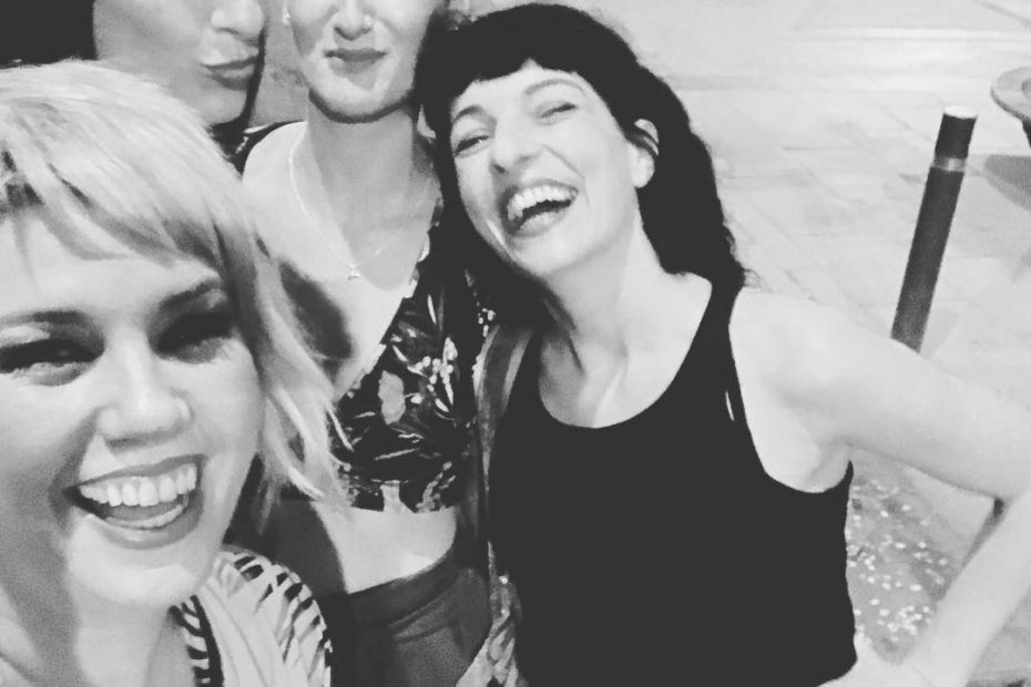 roser amills con annabel arcos, helen capel y pili blanco