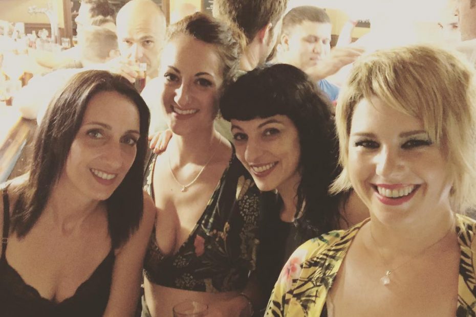 roser amills con annabel arcos, helen capel y pili blanco