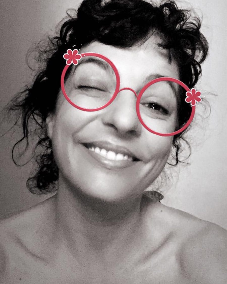 roser amills con gafas divertidas