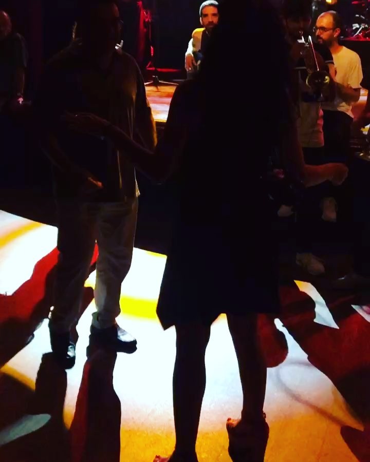 Siluetas de gente bailando a contraluz en la pista iluminada de la sala Luz de Gas