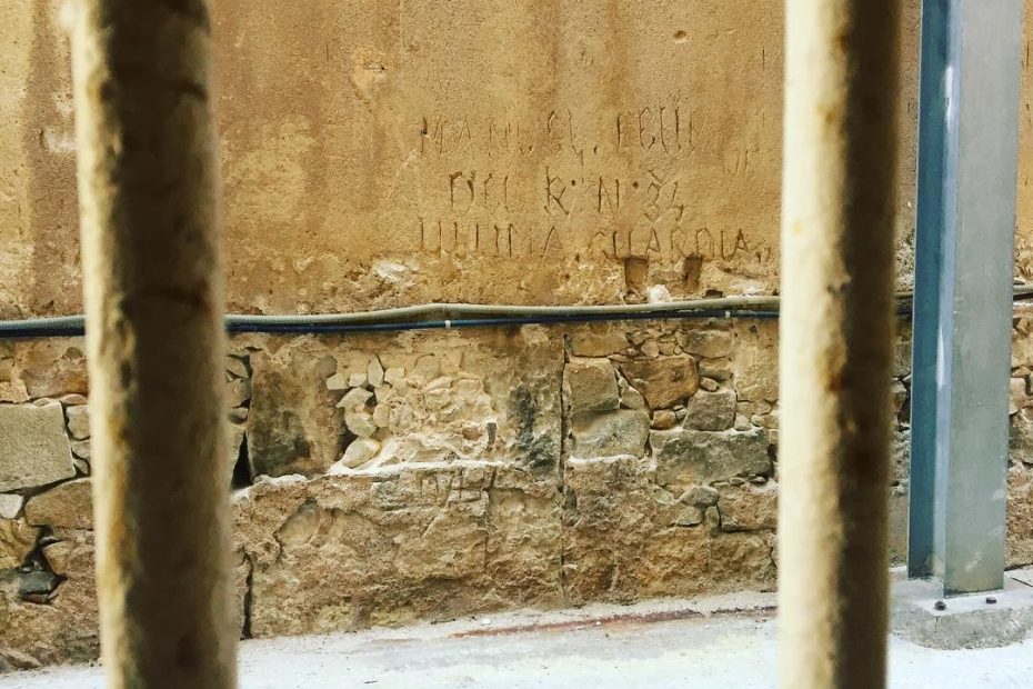 roser amills visita la modelo para metropoli abierta