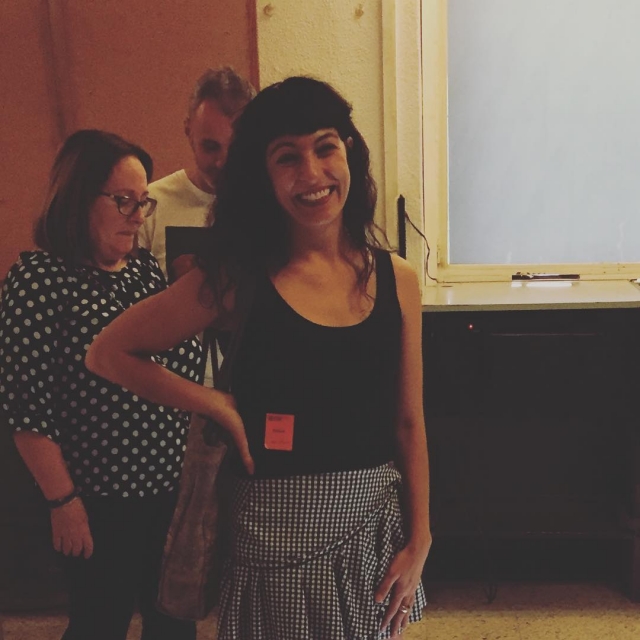 roser amills visita la modelo para metropoli abierta