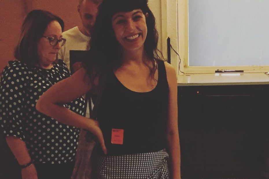 roser amills visita la modelo para metropoli abierta