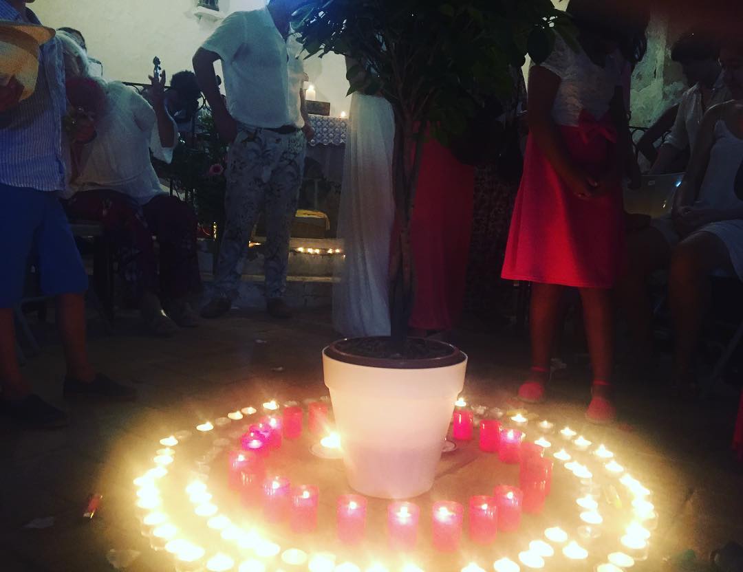 Cada invitado enciende una vela #boda #alegria #almasbonitas Lucía & David