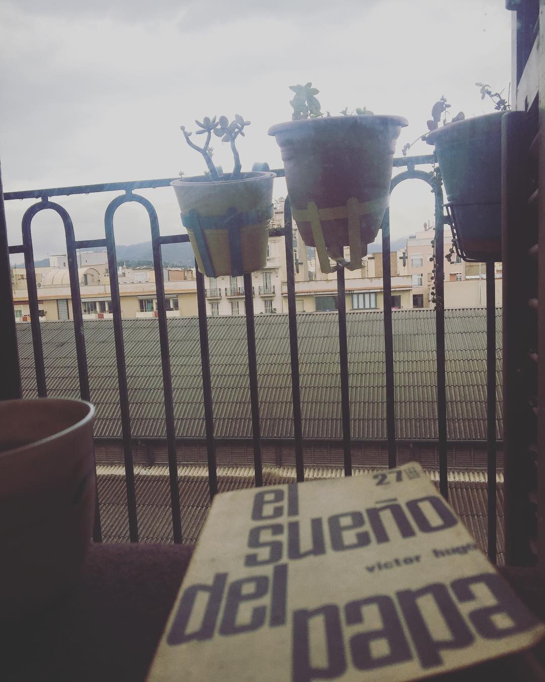 Café, lectura y manta para desayunar como si fuera otoño :)) #amillsmorning #bondia #buenosdias #goodmorning #morning #day #barcelona #barridegracia #daytime #sunrise #morn #awake #wakeup #wake #wakingup #ready #sleepy #sluggish #snooze #instagood #earlybird #algaida #photooftheday #gettingready #goingout #sunshine #instamorning #early