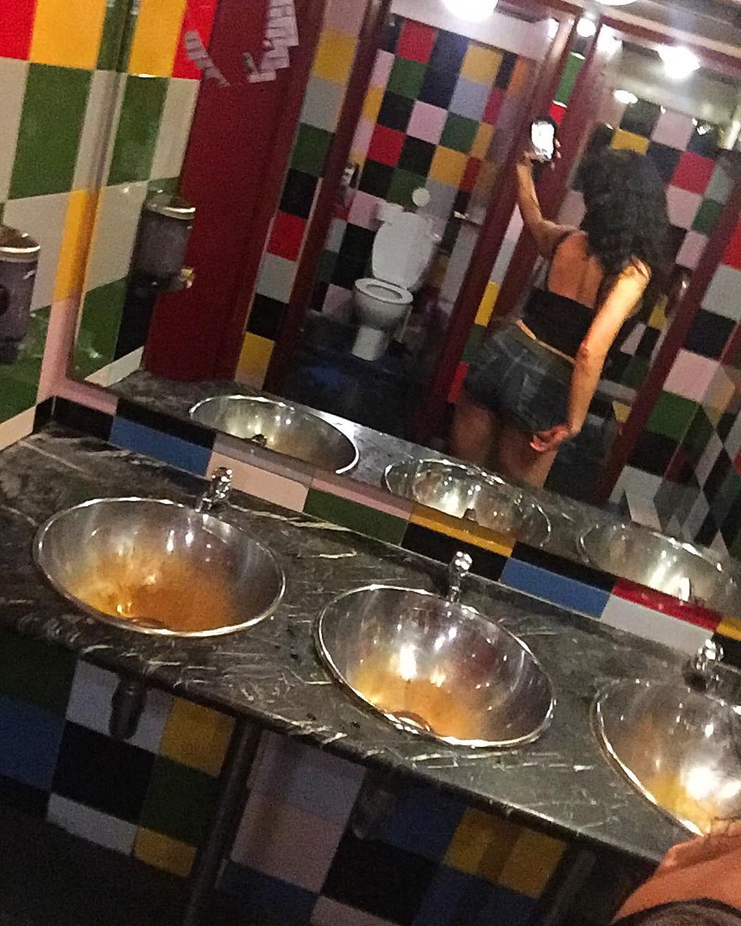 El Amills Public WC de buenas noches.#porquehoyessabado