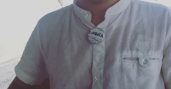 juan, el hijo de roser amills, con un pin de corbata