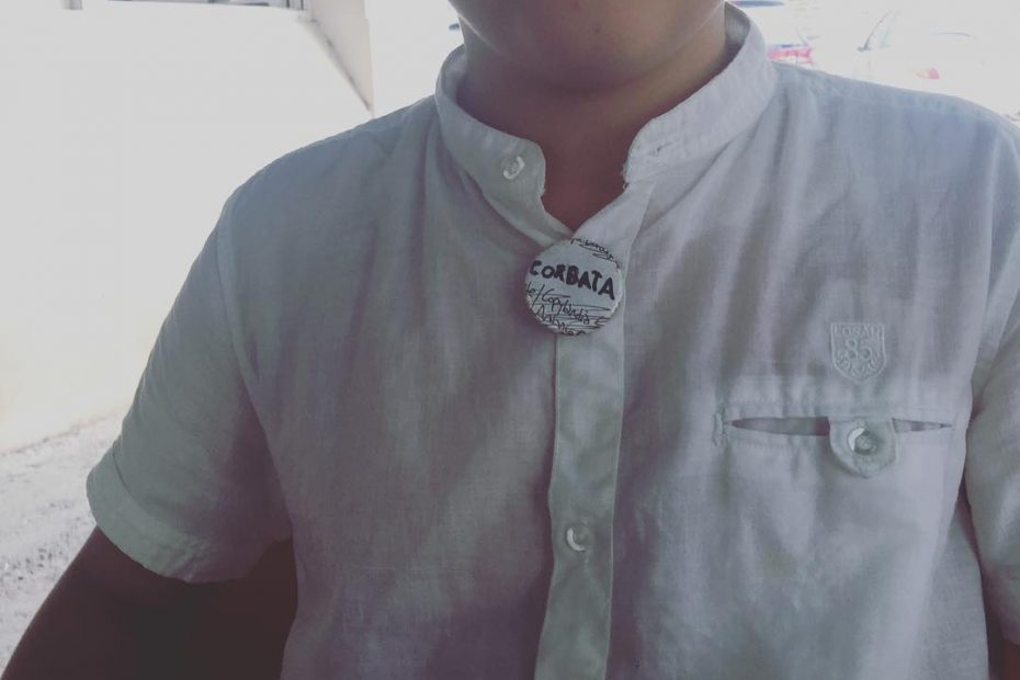 juan, el hijo de roser amills, con un pin de corbata