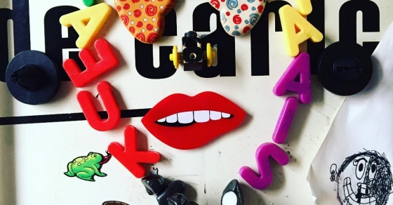 nevera decorada por juan, el hijo de roser amills