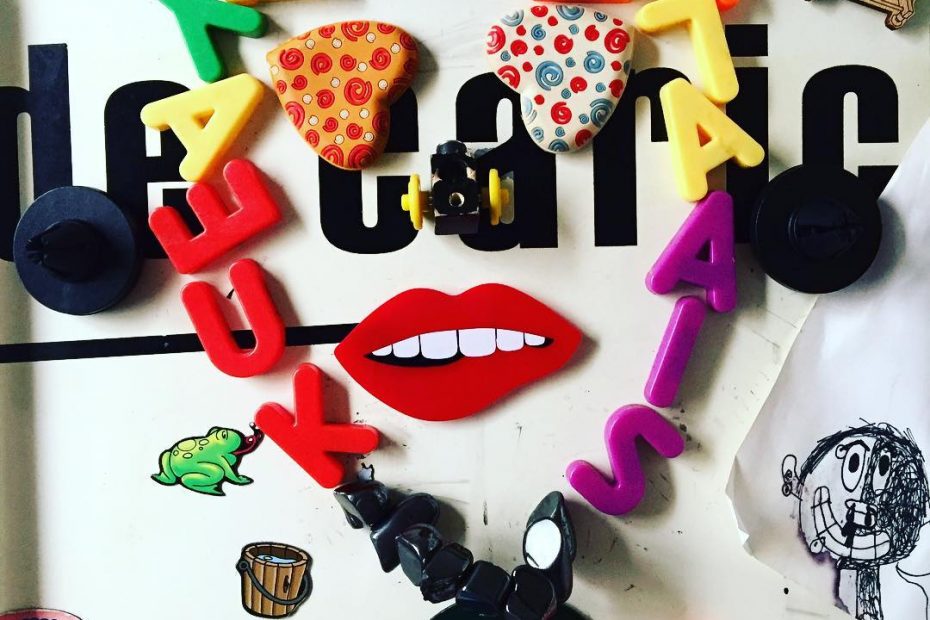 nevera decorada por juan, el hijo de roser amills