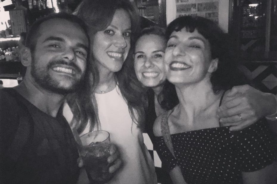 Roser Amills amb teresa bella sole, vanessa hogarth, francis casado