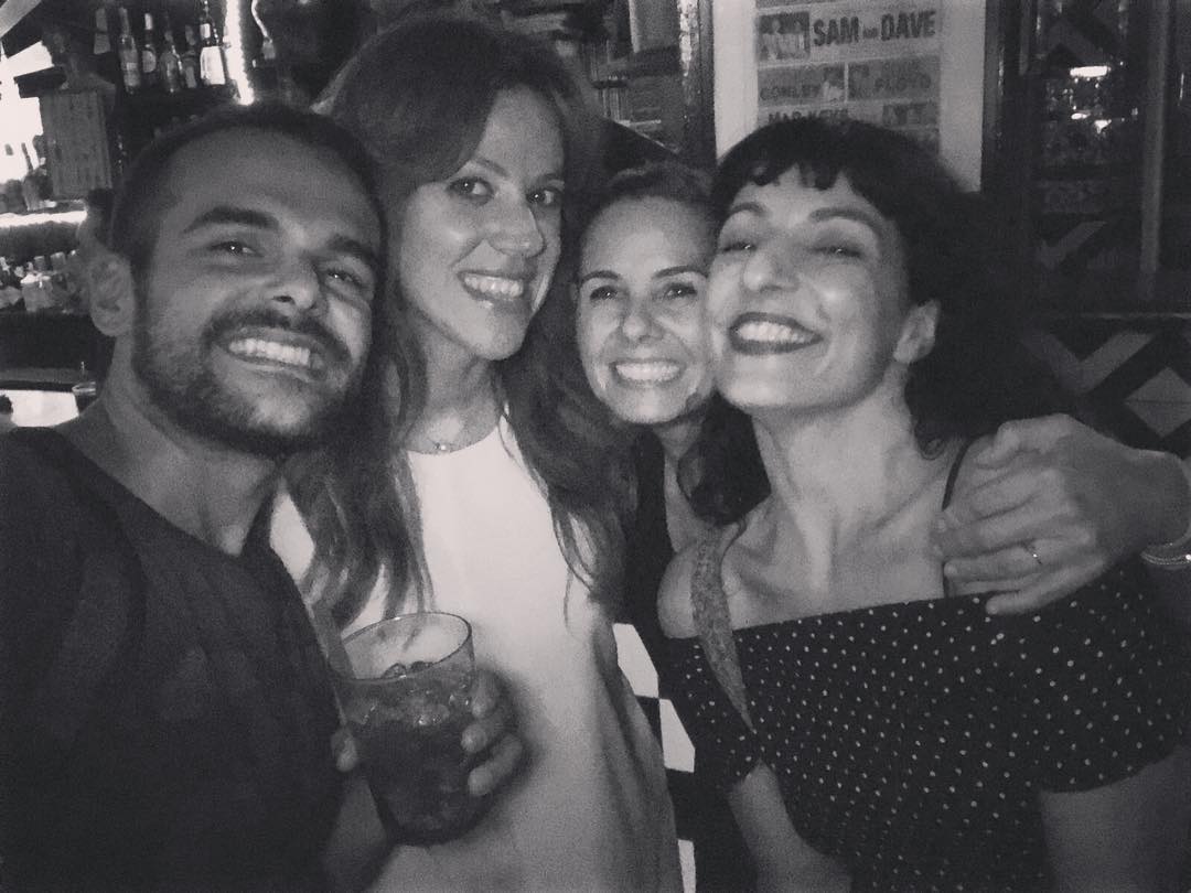 Roser Amills amb teresa bella sole, vanessa hogarth, francis casado