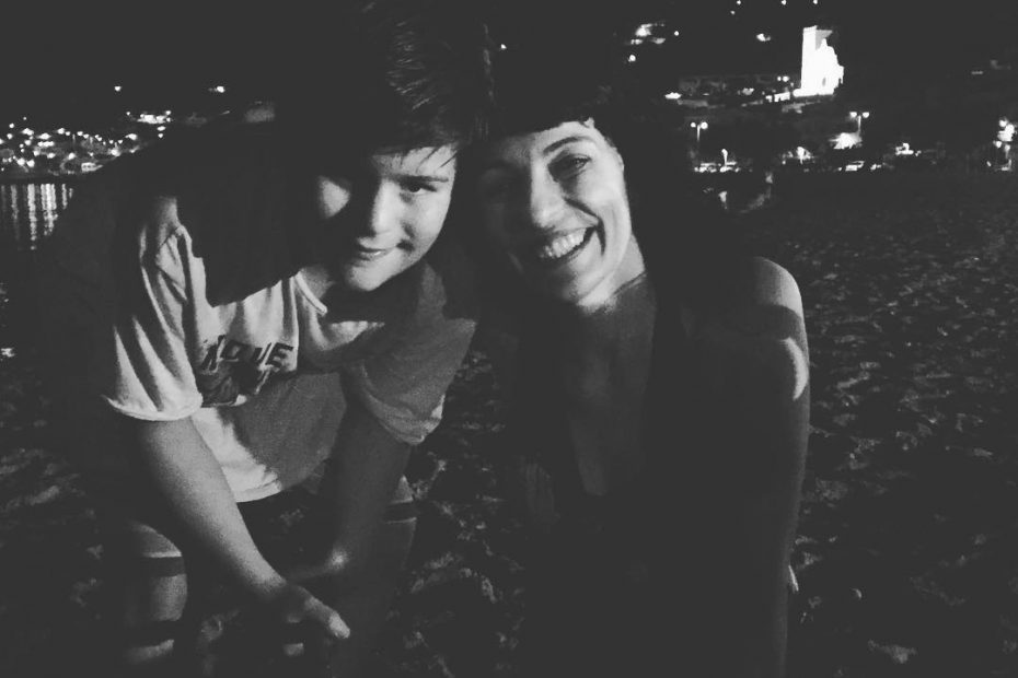 Roser Amills con su hijo juan