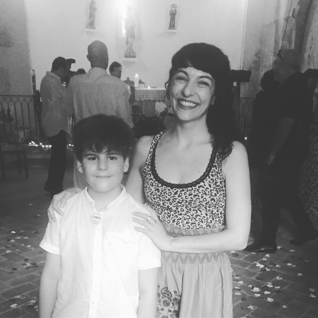 Roser Amills y su hijo juan en la boda de lucia salcedo y david kirkiru