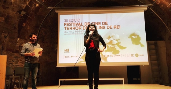 Así de contenta estoy en la presentación del @TerrorMolins como jurado oficial 2017, en el escenario y dándolo todo :)) - Roser Amills, escritora mallorquina
