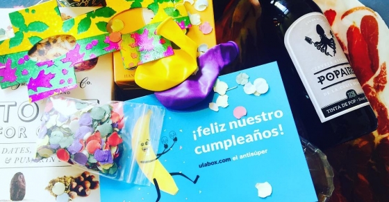 Menudos gamberrillos los de @ulabox !!! Es su cumpleaños y me envían ellos #confetti y regalos :)) Felicidades, majetes del #antisuper - Roser Amills, escritora mallorquina