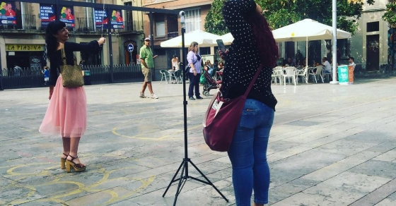 Producción de fotos en la plaça de Sol - Roser Amills, escritora mallorquina