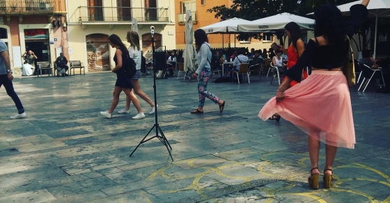 Què feia avui així a la #plaçadelsol ? Aviat ho sabreu! Fa les fotos @akanita7 [faldilla de @justfab_es ] - Roser Amills, escritora mallorquina