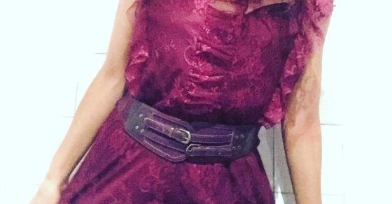 En el violeta, cualidades opuestas: la mezcla de lo masculino con lo femenino (rojo y azul), y de la sensualidad con la espiritualidad ;)) Vestido de @justfab_es - Roser Amills, escritora mallorquina
