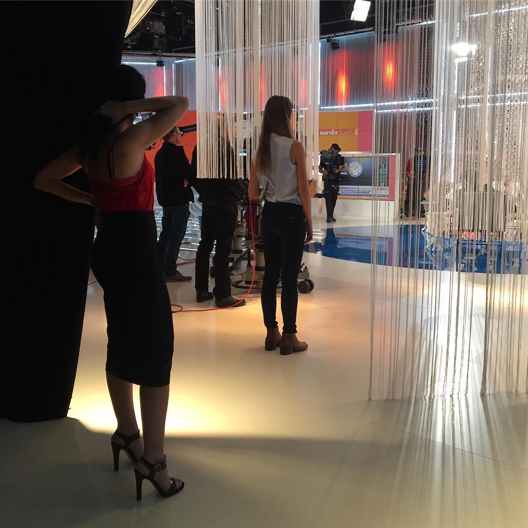 Ara, a les 18h, atents a TV3 i em veureu i escoltareu a #tardaobertatv3 Porto inspiracions que us emocionaran!! Faldilla, body i sabates d’Otto van Rhusk BCN Oi que és bonic el plató de Tarda oberta TV3